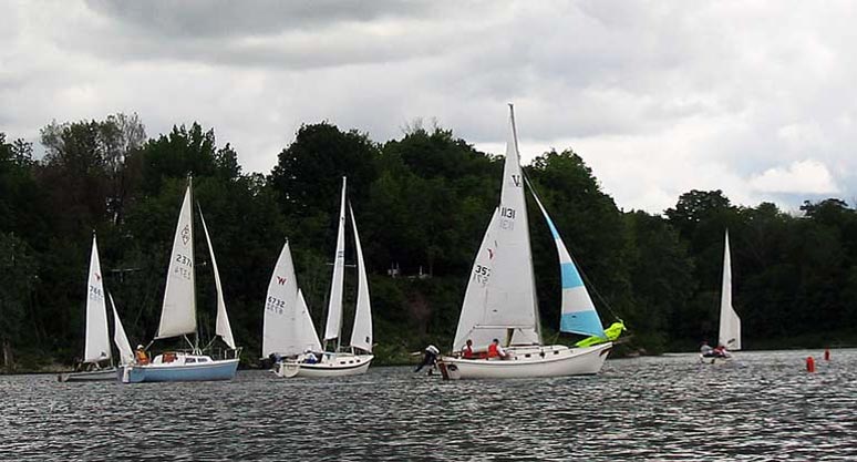 Wayfarer and Open Fleets Start as the Clouds Move In
